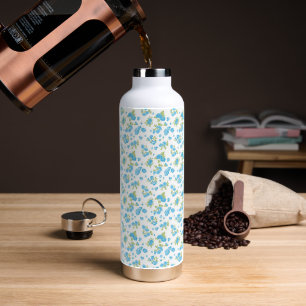 Bouteille D'eau un arrière - plan blanc aux fleurs bleues et au le