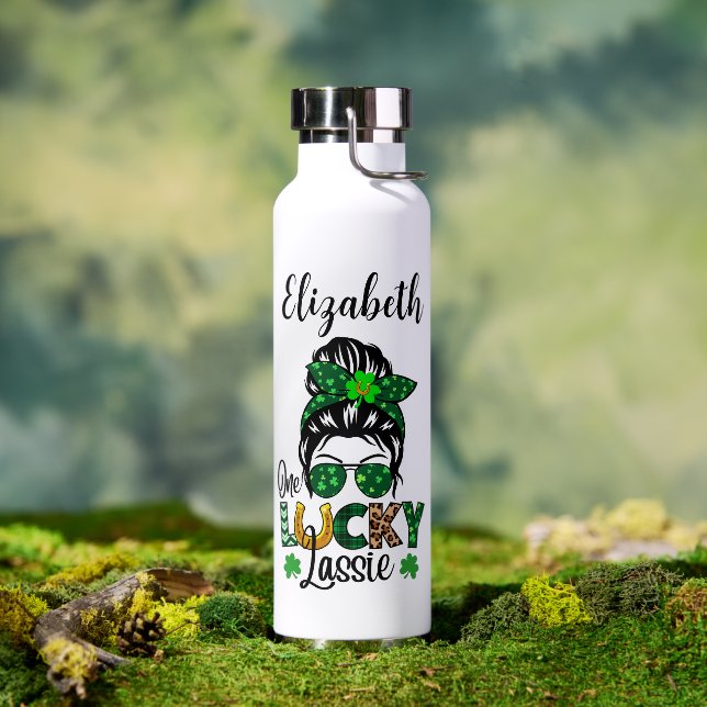 Bouteille D'eau Une Lucky Lassie Avec Le Nom St. Paddy's (Extérieur)