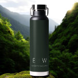 Bouteille D'eau Vert foncé Élégant Moderne Minimaliste Monogramme<br><div class="desc">Élevez votre routine d'hydratation avec notre bouteille d'eau noire Monogramme moderne classique élégant. Conçue avec soin, cette bouteille d'eau allie élégance intemporelle et minimalisme contemporain, ce qui en fait un accessoire élégant et fonctionnel pour votre quotidien. Réalisée avec précision et attention au détail, cette bouteille d'eau est plus qu'un simple...</div>