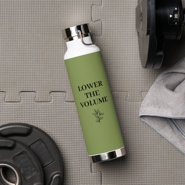 Bouteille d'eau verte sauge "Lower the Volume" | B (Salle de sport (pivotée))