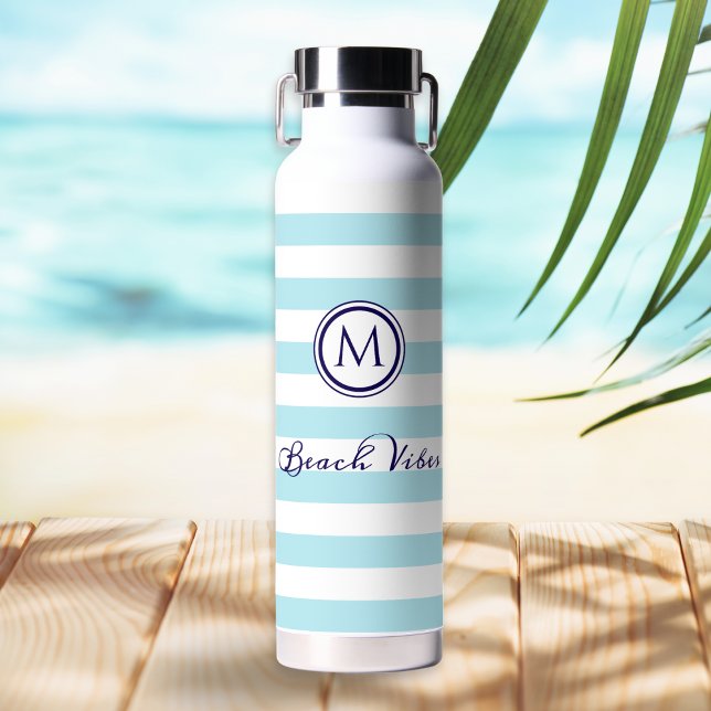 Bouteille D'eau Vibes de plage de Monogramme nautique Bleu Blanc r (A blue and white striped water bottle with monogram initial and 'Beach Vibes' in script typography)