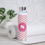 Bouteille D'eau Vibrant rose et vert rayures Monogramme<br><div class="desc">Cette bouteille isolée personnalisée présente votre initiale monogrammée en blanc encerclée par un arrière - plan rose vif avec un motif rayé sucre de canne rose, vert et blanc. Idéal pour garder ces boissons d'été froides ou pour ajouter une sensation chaude à vos proches pendant les mois froids! Fait un...</div>