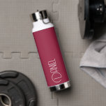 Bouteille D'eau Vin Rouge Typographie moderne Personnalisée<br><div class="desc">Bouteille d'eau tendance, isolée sous vide, avec nom personnalisé en typographie blanche et moderne sur un arrière - plan tendance, couleur rouge vin. Personnalisez la bouteille en modifiant le nom et en remplaçant le nom par le vôtre. Parfait pour un cadeau d'anniversaire, cadeau de marionnettiste mariage, etc. Sélectionnez votre style...</div>