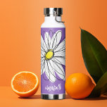 Bouteille D'eau Whimsical Daisy - orchidée - nom de script tendanc<br><div class="desc">Un dessin zen et fantaisiste d'une marguerite. Les lignes modernes sont dessinées à la main et comprennent des pétales blancs et un centre jaune pour la fleur. L'arrière - plan est un mauve pastel et doux - et le nom est un script tendance en blanc. Vous pouvez ajouter un nom,...</div>