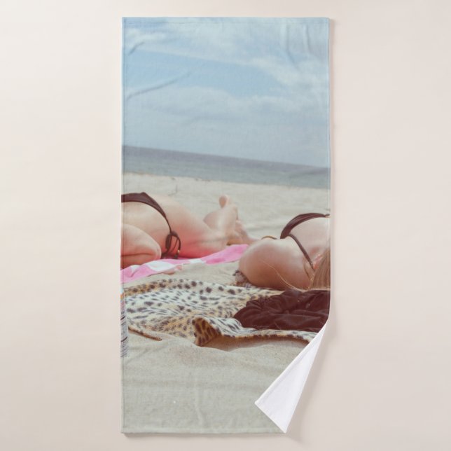 Bouteille en verre Brown sur deux femmes (Serviette de bain)