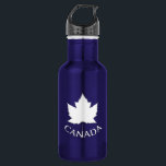 Bouteille souvenir du drapeau du Canada<br><div class="desc">Bouteilles Bleues Souvenir Canada, Coupes de café Canada, Bouteille Sport Canada Bouteilles d'eau Souvenir Canada, Bouteilles & pour Hommes, Femmes Accueil & Bureau Équipe Canada Souvenirs canadiens Design par l'artiste canadienne Kim Hunter. Voir http://www.kimhunter.ca pour plus de détails Canettes de café Souvenir Canada, Mugs de voyage et Mugs de bière...</div>