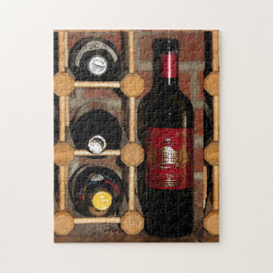 Bouteilles de vin et puzzle rouge de brun de noir