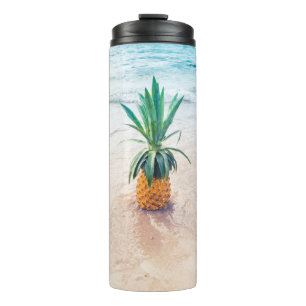 Bouteilles Isothermes Ananas sur la plage le matin