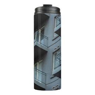 BOUTEILLES ISOTHERMES BÂTIMENT EN BÉTON BLANC AVEC RAILS EN MÉTAL BLANC
