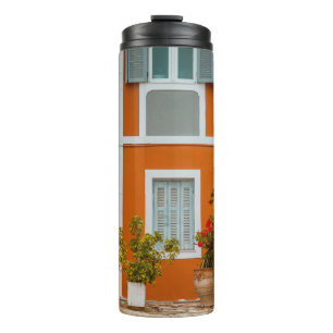 BOUTEILLES ISOTHERMES BÂTIMENT EN BÉTON BLANC ET GRIS ORANGE