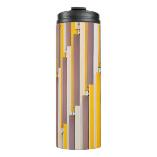 BOUTEILLES ISOTHERMES BÂTIMENT EN BÉTON JAUNE EN JOURNÉE