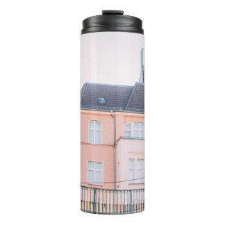 BOUTEILLES ISOTHERMES BÂTIMENT EN BÉTON ORANGE ET BLANC