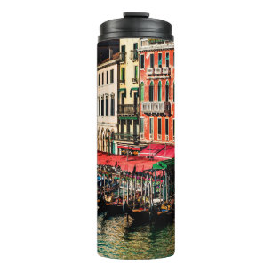 Bouteilles Isothermes Belle vue sur la rue de l'eau et bâtiments anciens