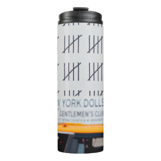 BOUTEILLES ISOTHERMES CAB JAUNE DEVANT UN MUR PEINT BLANC