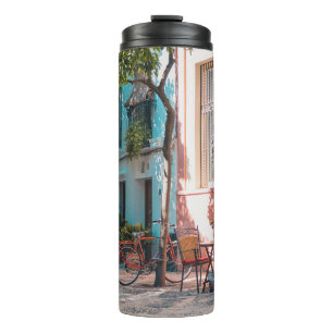 Bouteilles Isothermes Deux tables marron dehors