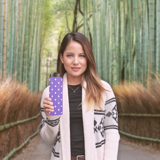 Bouteilles Isothermes Dotty Delft Purple (A woman holds a Dotty Delight Purple Thermal Tumbler.)