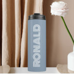 Bouteilles Isothermes Dusty Blue Modern Typographie Nom personnalisé<br><div class="desc">Gardez les boissons chaudes et froides froides dans ce tondeuse thermique à la mode et isolée qui est une couleur bleu poussiéreuse avec le nom imprimé en blanc et la typographie moderne. Modifiez votre tondeuse thermique et remplacez le nom par le nom souhaité. Parfait pour un cadeau d'anniversaire, cadeau de...</div>