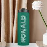 Bouteilles Isothermes Emerald Green Typographie moderne Nom personnalisé<br><div class="desc">Gardez les boissons chaudes et froides froides avec ce tondeuse thermique à la mode et isolée qui est couleur vert émeraude avec le nom imprimé dans la typographie blanche et moderne. Modifiez votre tondeuse thermique et remplacez le nom par le nom souhaité. Parfait pour un cadeau d'anniversaire, cadeau de marionnettiste...</div>