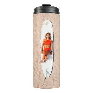 Bouteilles Isothermes Femme allongée sur la planche de surf