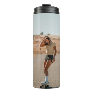 Bouteilles Isothermes Femme en chemise blanche courant sur la route le m