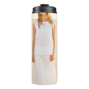 Bouteilles Isothermes Femme marchant sur le rivage