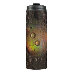 Bouteilles Isothermes gouttelettes d'eau sur panneau de verre