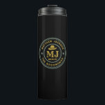Bouteilles Isothermes Groomsmans Western Cowboy Vintage Gold Monogram<br><div class="desc">Cadeaux personnalisés pour groomsmen et meilleur homme avec le thème western cowboy. Décoré de casquette de cowboy avec police vintage occidentale. Le texte et la couleur sont modifiables à l'aide de l'outil de conception pour s'adapter à votre occasion. Obtenez ce cadeau de personnaliser pour les mariages, les célibataires, les fiançailles...</div>