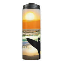 Guy sur la plage avec coucher de soleil sur le Sur