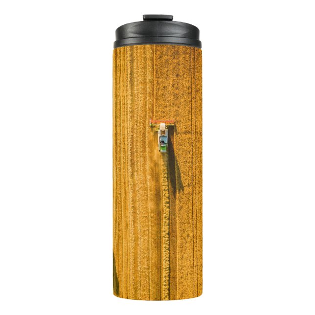 Bouteilles Isothermes Harvester machine working in field. Combine harves (Devant)