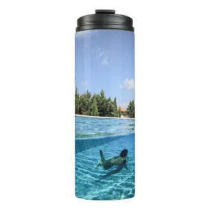 Bouteilles Isothermes Homme en piscine le matin