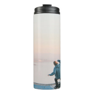 Bouteilles Isothermes Homme en skate bleu sur mur sur la plage