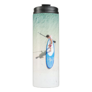 Bouteilles Isothermes Homme surfant sur la plage
