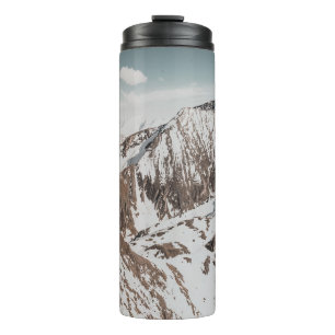 BOUTEILLES ISOTHERMES LA NEIGE COUVERT LA MONTAGNE SOUS DES NUAGES BLANC