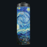 Bouteilles Isothermes La nuit étoilée par Vincent Van Gogh<br><div class="desc">Le tableau est dominé par un ciel nocturne rempli d'étoiles et de lune. Il occupe les trois quarts de l'image et semble turbulent, voire agité, avec des motifs intensément tourbillonnants qui semblent rouler à travers sa surface comme des vagues. Il est tapissé d'orbes brillantes, dont la lune du croissant à...</div>