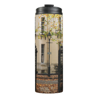 BOUTEILLES ISOTHERMES MAISON EN BÉTON BLANC ENTOURÉE D'ARBRES DURANT DA