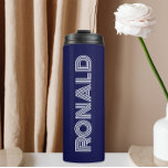 Bouteilles Isothermes Marine Blue Modern Typographie Nom personnalisé<br><div class="desc">Gardez les boissons chaudes et froides froides avec ce tondeuse thermique à la mode et isolée qui est de couleur bleu marine avec le nom imprimé dans la typographie blanche et moderne. Modifiez votre tondeuse thermique et remplacez le nom par le nom souhaité. Parfait pour un cadeau d'anniversaire, cadeau de...</div>