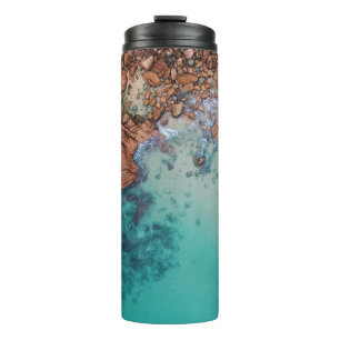 Bouteilles Isothermes Mer bleue claire et rochers
