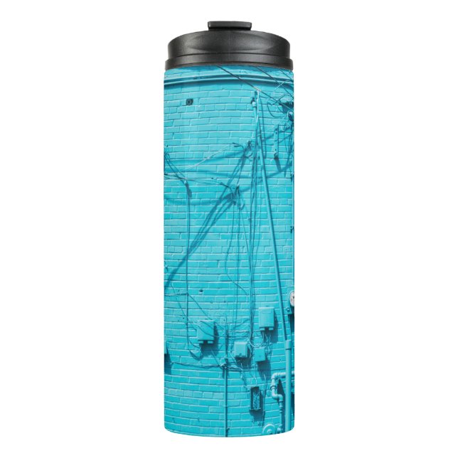 BOUTEILLES ISOTHERMES MÈTRE ÉLECTRIQUE SUR MUR EN BRIQUE BLEUE (Devant)