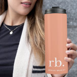 Bouteilles Isothermes Monogramme Corail Pêche Élégante Feminine Minimali<br><div class="desc">Un design minimaliste monogramme avec de grandes initiales typographiques dans une police classique avec votre nom ci-dessous sur un arrière - plan de pêche au corail féminin. Le cadeau ou accessoire parfaitement personnalisé !</div>