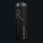 Bouteilles Isothermes Monogramme noir simple Groomsmans personnalisés<br><div class="desc">Cette simple tondeuse à groomsmen personnalisée comporte le nom du toiletteur, le monogramme et la date du mariage. Vous pouvez facilement changer les couleurs de l'arrière - plan et des polices pour correspondre à votre événement si vous le souhaitez. Aussi grand pour un meilleur homme, père de la mariée et...</div>