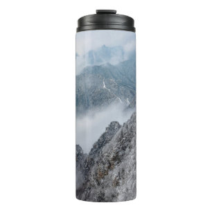 BOUTEILLES ISOTHERMES MONTAGNE GRISE ET BLANCHE SOUS DES NUAGES BLANCS P