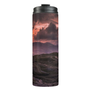 BOUTEILLES ISOTHERMES MONTAGNES GRIS ET NOIRES SOUS LE CIEL NUAGE DURANT