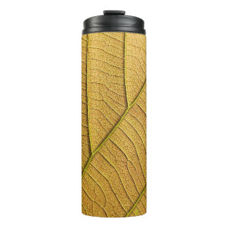 Bouteilles Isothermes Motif de feuille jaune doré le matin.