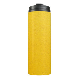Bouteilles Isothermes Mur jaune peint