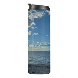 Bouteilles Isothermes Nuages Ciel Bleu Nuageux Plage Vide 