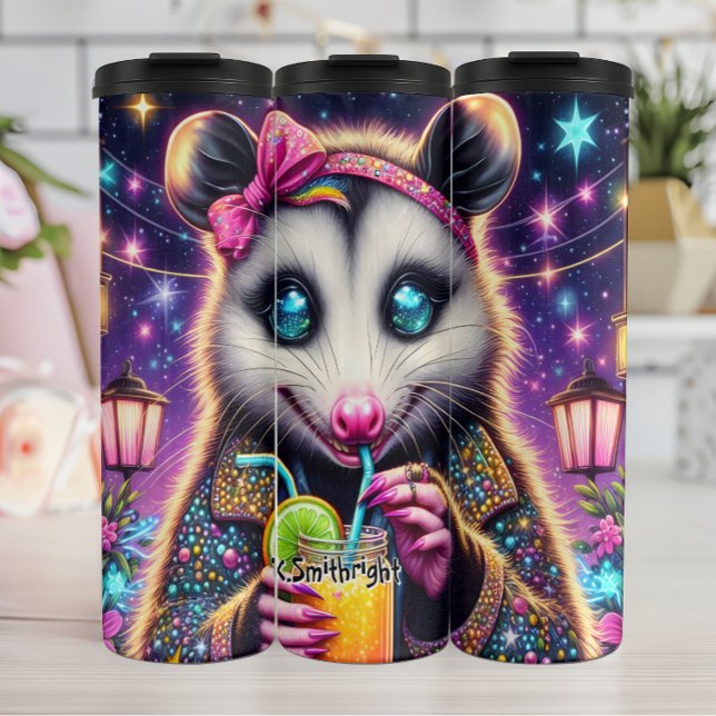 Bouteilles Isothermes Opossum super en buvant un verre cosmique (Créateur téléchargé)