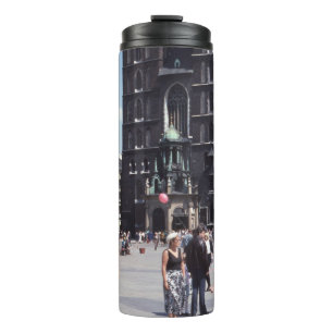 BOUTEILLES ISOTHERMES PERSONNE À CÔTÉ DE LA CATHÉDRALE BÉTON