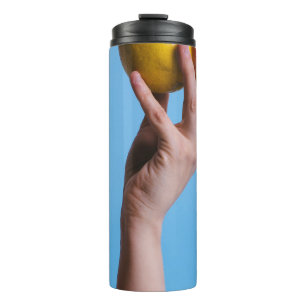 Bouteilles Isothermes Personne tenant du citron