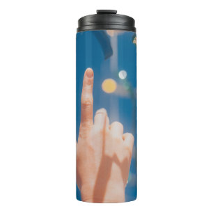 Bouteilles Isothermes Personnes main avec la lumière bleue