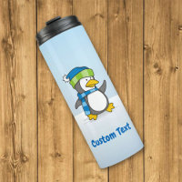 Petit pingouin marchant sur la tondeuse thermique 